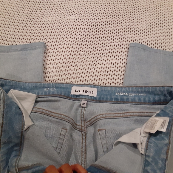 Light wash jeans - Picture 2 of 5